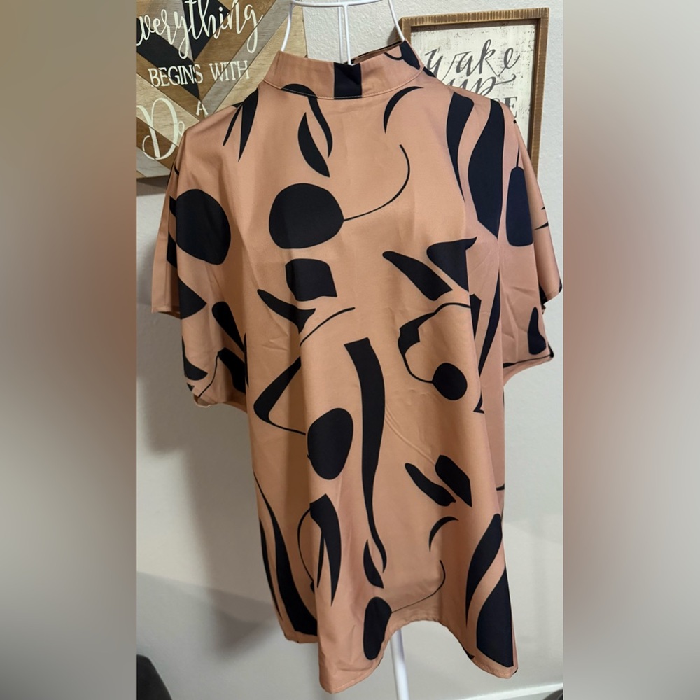 Abstract Print Short Sleeve Blouse - Tan & Black